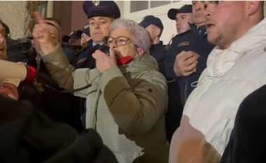 “Spartak Kovaçin ka për ta dënuar Zoti”, Qytetarja e revoltuar me përmbytjet në Durrës, akuzon kryebashkiaken dhe biznesmenin për vjedhjen e fondeve