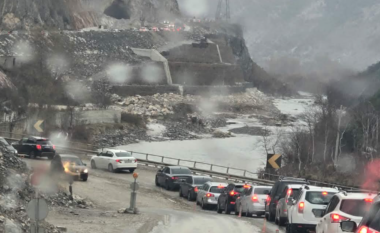 Reshjet e shiut dhe dëborës në vendin tonë, radhë kilometrike në aksin Librazhd-Elbasan (FOTO)