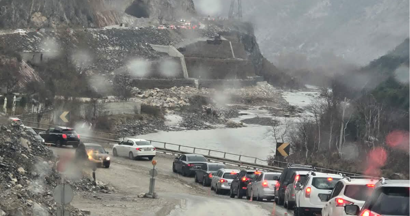Reshjet e shiut dhe dëborës në vendin tonë, radhë kilometrike në aksin Librazhd-Elbasan (FOTO)