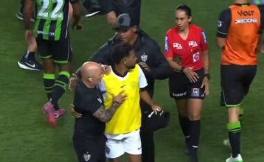 VIDEO/ E tallën për gjatësinë e ti! Plas sherri në fushë, trajnerin argjentinas e nxjerrin me zor nga fusha