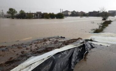 Rriten prurjet e lumenjve Shkumbin dhe Seman, situatë kritike në disa zona të Lushnjes