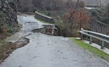 Shembje masive dhe rrëshqitje dherash, aksi rrugor Ura e Shtrenjtë-Prekal bllokohet plotësisht (VIDEO)
