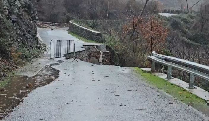 Shembje masive dhe rrëshqitje dherash, aksi rrugor Ura e Shtrenjtë-Prekal bllokohet plotësisht (VIDEO)
