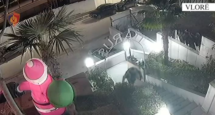 Sherr mes të rinjve në Vlorë, 19-vjeçari qëllohet me armë zjarri (EMRAT)