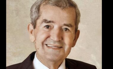 Deputeti Agron Shehaj humb babanë dhe ndan lajmin e hidhur: U rrit jetim, por la pas familje të madhe!