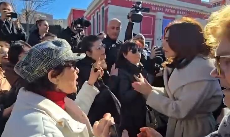 Tregtarët në Vlorë përplasen me Elisa Spiropalin: T’ju vijë turp që vini këtu (VIDEO)