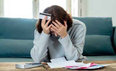 Anketa: 53% e shqiptarëve presin përkeqësim të financave në 12 muajt në vijim