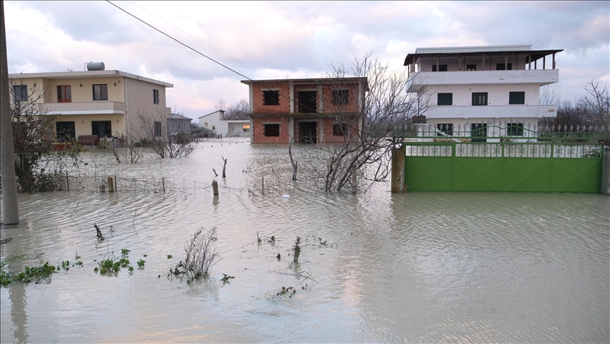 Reshjet e dendura të shiut/ Ja zonat që rrezikohen të përmbyten sot
