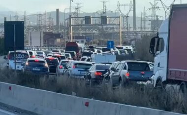 Rikthehet kaosi në aksin rrugën Tiranë-Elbasan, trafik i rënduar dhe radhë kilometrike automjetesh