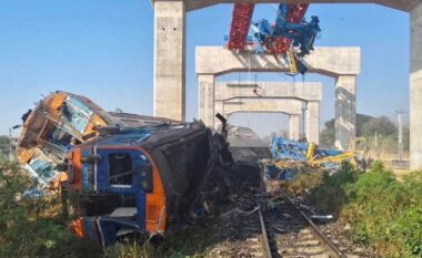 E rëndë/ Vinçi bie mbi trenin me 195 pasagjerë, 19 prej tyre humbin jetën