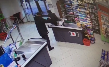 Zbardhen detaje nga grabitja e marketit në Yzberisht/ Plagoset punonjësja, momenti kur autori e kërcënon për t’i marrë paratë, e kap prej fyti dhe… (VIDEO)