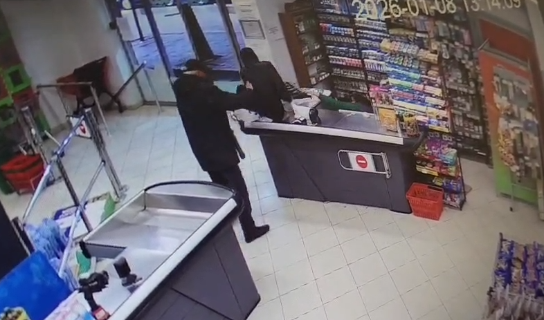 Zbardhen detaje nga grabitja e marketit në Yzberisht/ Plagoset punonjësja, momenti kur autori e kërcënon për t’i marrë paratë, e kap prej fyti dhe… (VIDEO)