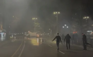 “Është hedhur gaz lotsjellës në zyrat e selisë”/ PD reagon pas trazirave në protestë: Policia ndërpreu edhe faljen e besimtarëve myslimanë