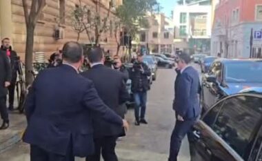 Pritet mbledhja e Këshillit të Mandateve për imunitetin e Ballukut, mbërrijnë në Kuvend prokurorët e SPAK (VIDEO)