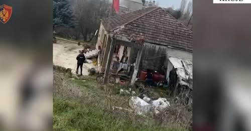 Zbulohet arsenali i armëve, identifikohet dhe shpallet në kërkim një 49-vjeçar, pamjet kur policia futet në banesë (VIDEO)