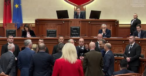 Tensione në seancën plenare, Berishës i ndërpritet fjala, deputetët e PD-së bllokojnë foltoren