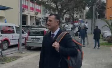 Avokati i Ilir Metës shkon në GJKKO për seancën paraprake: Jam bej, si hekuri që përkulet, por s’thyhet