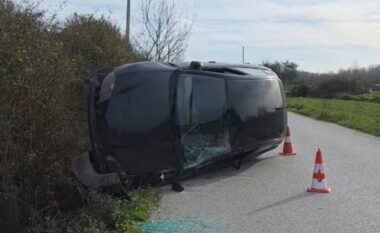 Aksident i rëndë në Fier, makina del nga rruga dhe përmbyset, drejtuesja përfundon në spital