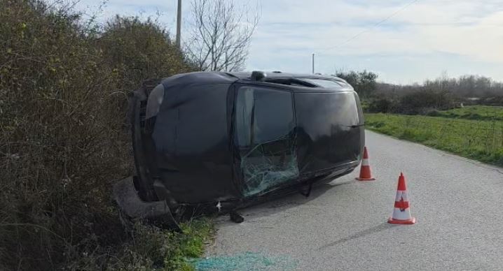 Aksident i rëndë në Fier  makina del nga rruga dhe përmbyset  drejtuesja përfundon në spital