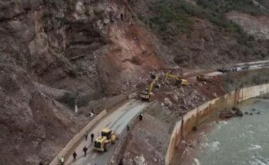 Bllokimi i aksit Librazhd-Prrenjas/ Fadromat hedhin dherat dhe gurët në ujërat e lumit (VIDEO)