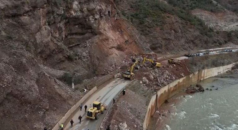 Bllokimi i aksit Librazhd Prrenjas  Fadromat hedhin dherat dhe gurët në ujërat e lumit  VIDEO 