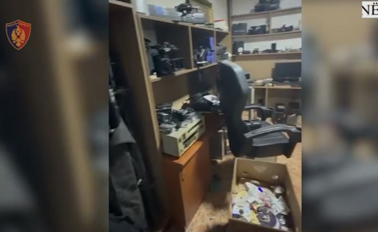 VIDEO/ Goditet grupi kriminal në Tiranë, zbulohet ‘punishtja’ e lëndëve narkotike, arrestohen dy persona (EMRAT)