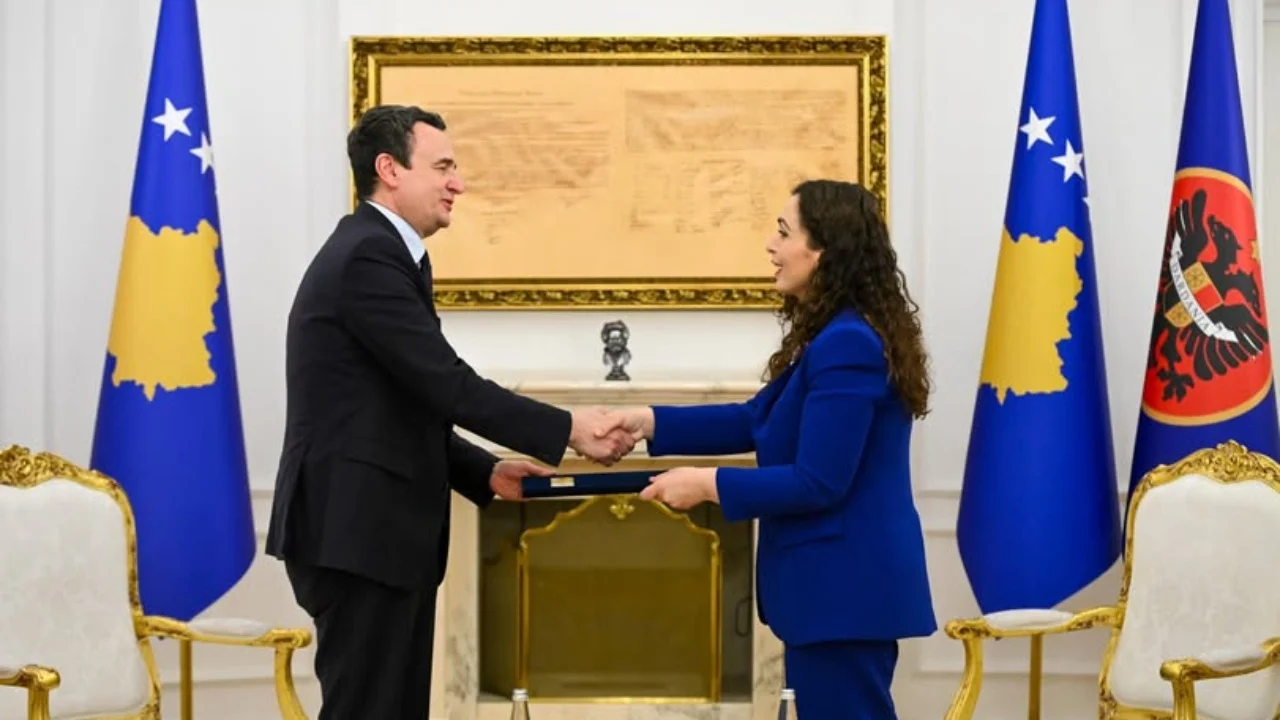 Albin Kurti mandatohet nga presidentja Osmani për formimin e qeverisë