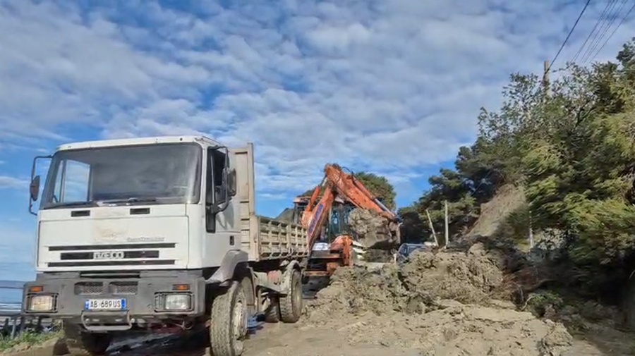 Sërish rrëshqitje dherash në Currila të Durrësit, bllokohet aksi që të çon drejt Kallmit