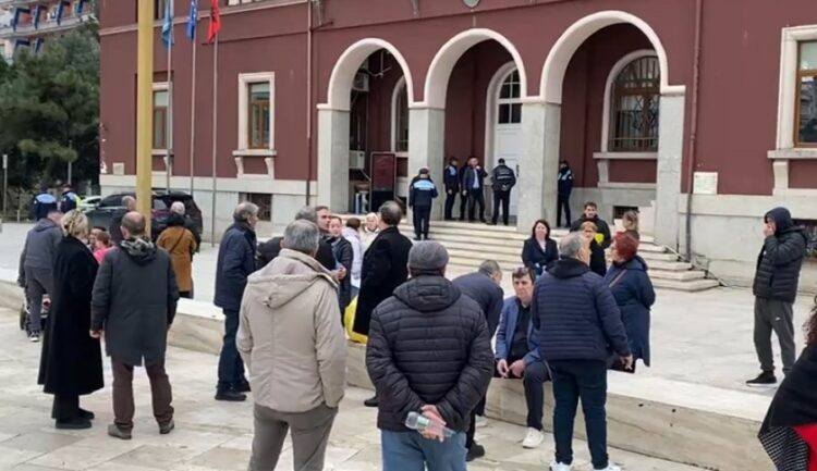 Rama ngre zërin në mbledhjen me qytetarët e Durrësit për projektin TID: Po më lodh shumë, ju dilni të humbur