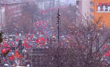Mijëra të pranishëm në përkrahje të ish-krerëve të UÇK-së në Hagë, mbyllet marshi “Drejtësi, jo politikë”