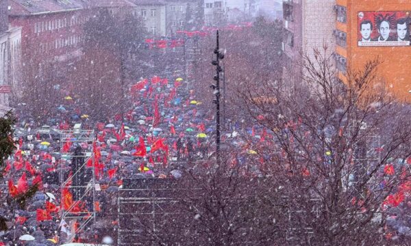Mijëra të pranishëm në përkrahje të ish krerëve të UÇK së në Hagë  mbyllet marshi  Drejtësi  jo politikë 