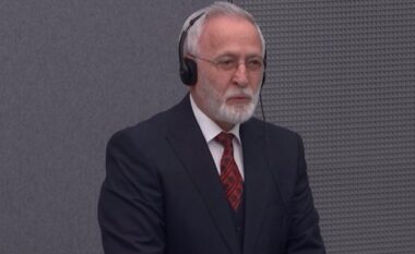 Jakup Krasniqi me kollare me shqiponjë në fjalimin para trupit gjykues në Hagë (VIDEO)