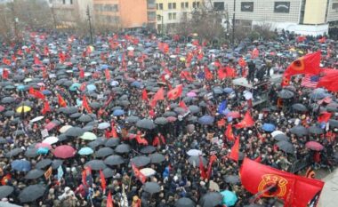 Nis protesta në Prishtinë, qytetarët kërkojnë drejtësi për ish-krerët e UÇK-së