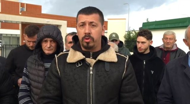 Shoqërimi i protestuesve nga policia  Banorët e Rrjollit kërkojnë lirimin e tyre  Po na marrin tokat padrejtësisht dhe po na dhunojnë