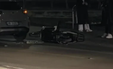 Aksident në Vlorë/ Makina përplas motorin, transportohet me urgjencë drejt spitalit drejtuesi i motomjetit