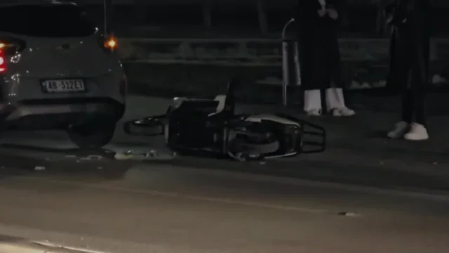 Aksident në Vlorë/ Makina përplas motorin, transportohet me urgjencë drejt spitalit drejtuesi i motomjetit