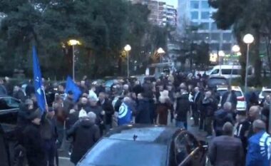 Protesta kombëtare/ Berisha mbërrinë në selinë blu, pritet nga mbështetësit: O Sali o hero gjithë Shqipëria ty të do