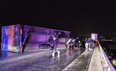 Aksident rrugor në aksin Korçë-Kapshticë/ Përmbyset kamioni për shkak të erës së fortë