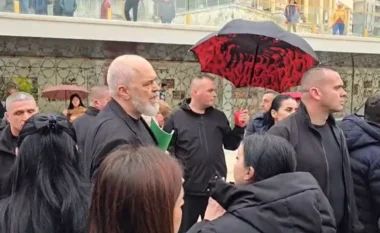 Rama përballet me qytetarë pas daljes nga mbledhja në Durrës: O hajdut!