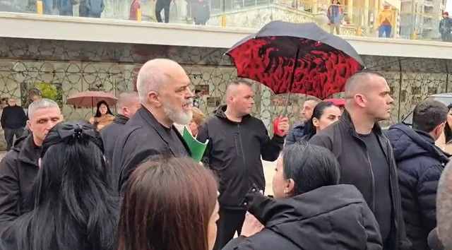 Rama përballet me qytetarë pas daljes nga mbledhja në Durrës: O hajdut…