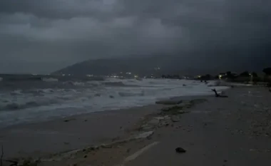 Deti ngrihet mbi 1.5 metra në Orikum për shkak të baticës, përmbyten disa banesa dhe biznese