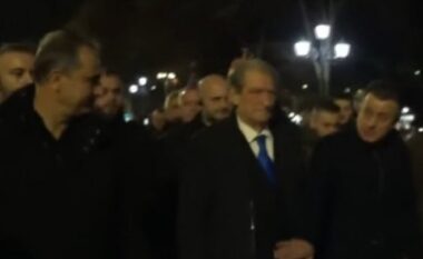 Nis protesta e opozitës, Berisha del nga selia blu, i drejtohet sheshit para kryeministrisë