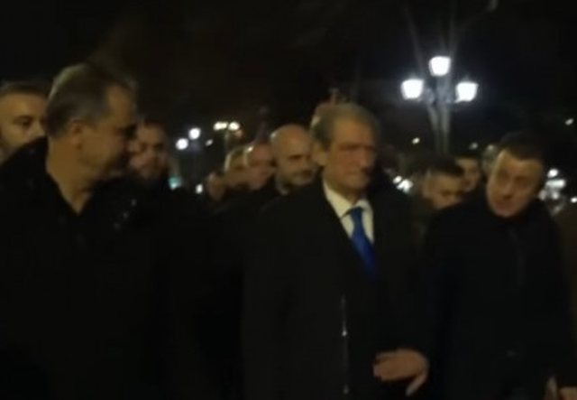Nis protesta e opozitës, Berisha del nga selia blu, i drejtohet sheshit para kryeministrisë