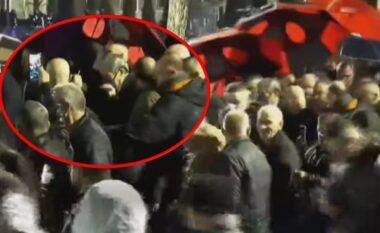 Policia reagon ashpër, Berisha largohet nga sheshi me maskë anti-gaz drejt Kuvendit