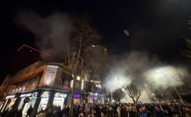 Vijojnë përplasjet mes policisë dhe protestuesve/ Gazi lotsjellës përfundon edhe në hyrje të Xhamisë së Namazgjasë, besimtarët izolohen brenda