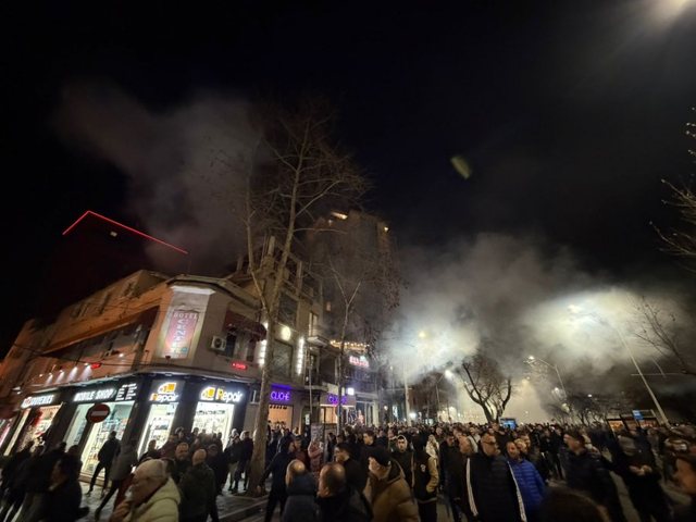 Vijojnë përplasjet mes policisë dhe protestuesve/ Gazi lotsjellës përfundon edhe në hyrje të Xhamisë së Namazgjasë, besimtarët izolohen brenda