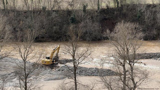 Shembja e rrugës  DW  Prej katër ditësh juglindja e vendit është shkëputur nga pjesa tjetër e Shqipërisë  Qeveria flet për një fenomen natyror