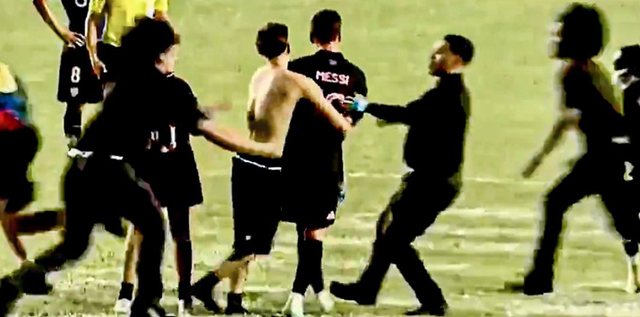 Momente paniku në miqësore, Lionel Mesi përfundon duke u tërhequr në fushë (VIDEO)