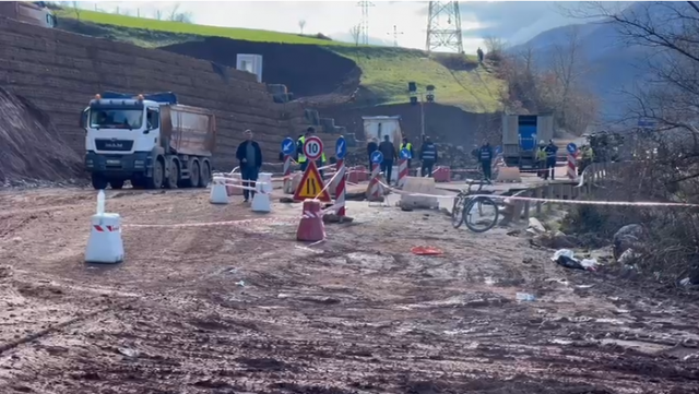 Kaosi në aksin Librazhd-Qafë Thanë/ Banorët kilometra në këmbë në të ftohtë