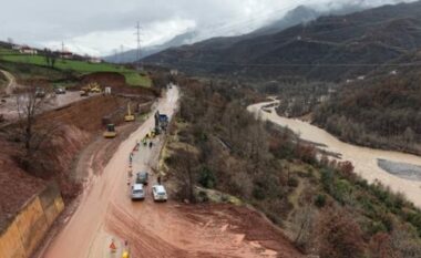 Përkeqësohet situata në aksin Librazhd-Qafë Thanë, demontohet ura te “Arrat e Gurrës”